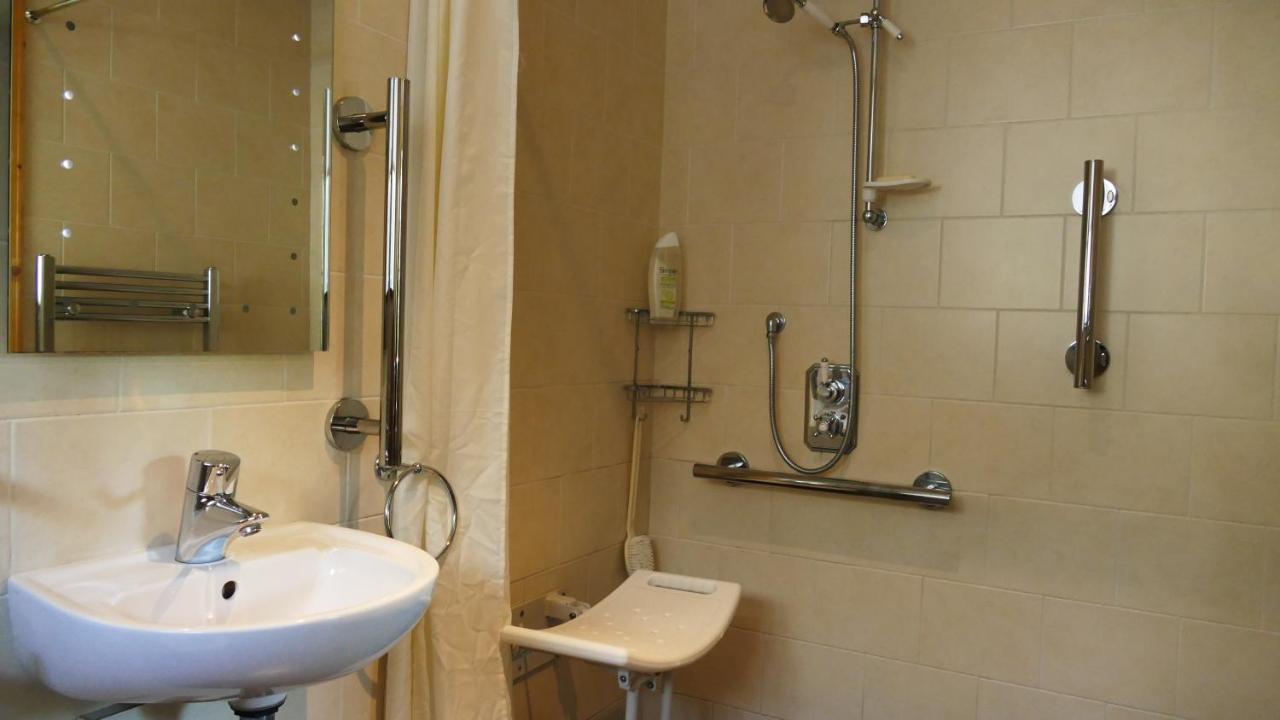 Cosy Ground Floor Disabled Friendly Room In Farm House Llandderfel Exterior photo