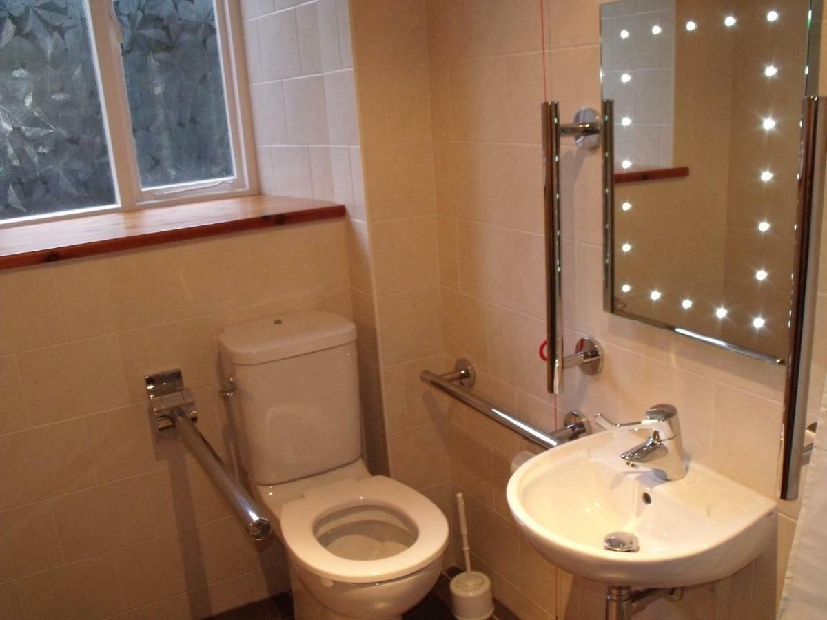 Cosy Ground Floor Disabled Friendly Room In Farm House Llandderfel Exterior photo